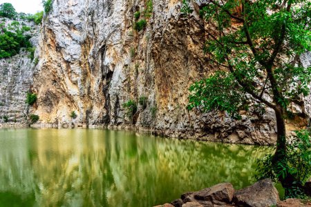Schöne Naturlandschaft mit Gebirgskette und wunderschönem versteckten Platz im Khao Ngu Stone Park in Ratchaburi, Thailand. Landschaft Blick auf Bergklippen In grünen Canyon-See. Erstaunliche Natur.