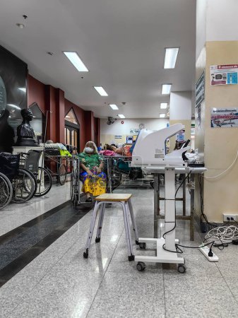 Foto de KANCHANABURI, TAILANDIA-ENERO 22.2024: Máquina automática digital de presión arterial para pacientes que comprueba la presión arterial y el ritmo cardíaco antes del chequeo con el médico en el Hospital Somdet Phra Sangharaja 19 - Imagen libre de derechos
