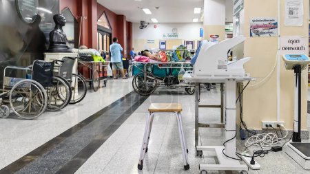 Foto de KANCHANABURI, TAILANDIA-ENERO 22.2024: Máquina automática digital de presión arterial para pacientes que comprueba la presión arterial y el ritmo cardíaco antes del chequeo con el médico en el Hospital Somdet Phra Sangharaja 19 - Imagen libre de derechos
