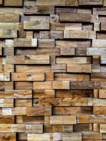 Wooden Blocks Wall, Holz Textur geschnitten Baumstamm für Hintergrund. Rustikale Dielenplatte, Wandhintergrund. Mosaik Holz Textur Wandpaneel als Hintergrund. Textur der dekorativen Platte. Wand- oder Bodenplatten