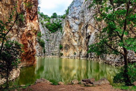Schöne Naturlandschaft mit Gebirgskette und wunderschönem versteckten Platz im Khao Ngu Stone Park in Ratchaburi, Thailand. Landschaft Blick auf Bergklippen In grünen Canyon-See. Erstaunliche Natur.
