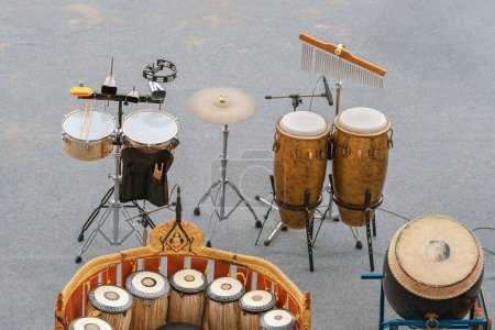 Instruments de musique internationaux Type de rythme ou de percussion Combiné avec un groupe et des instruments de percussion thaïlandais traditionnels, y compris Klong Tad et Pong Lang, dans une performance musicale en plein air.