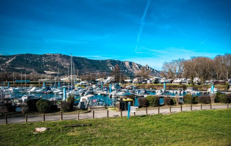 Téléchargez les photos : Port de Valence dans la Drome avec des bateaux. Vue sur Crussol en Ardeche. - en image libre de droit
