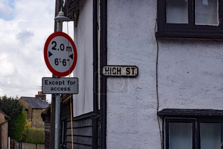 Foto de Obispos Stortford, Hertfordshire / Inglaterra 15 de abril de 2023: Una señal en una casa de Obispos Stortford en el Reino Unido. La calle High como una distancia de las actuales tiendas y la calle principal. - Imagen libre de derechos