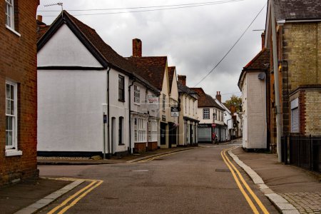 Foto de Sawbridgeworth, Hertfordshire, Inglaterra- 1 de octubre de 2023: Una vista del centro del pueblo de Sawbridgeworth desde la Iglesia que ve la calle Church y Bell Street. - Imagen libre de derechos