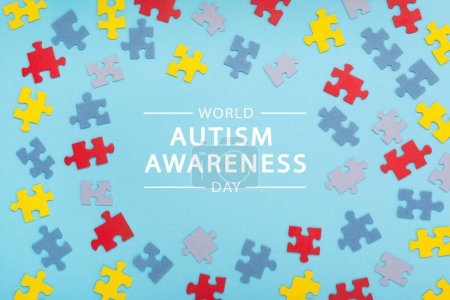 Téléchargez les photos : Journée mondiale de sensibilisation à l'autisme. Design créatif pour le 2 avril, Journée mondiale de sensibilisation à l'autisme. Puzzle élément coloré, vue de dessus. - en image libre de droit