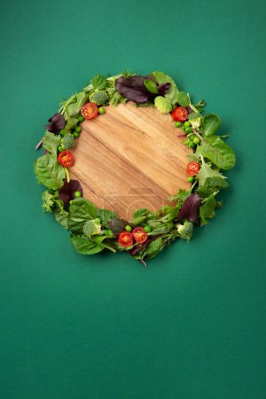 Dieta vegetariana y vegana mes en enero llamado Veganuary. Variedad de vegano, alimentos a base de proteínas vegetales, verduras crudas saludables. Vista superior sobre fondo verde.