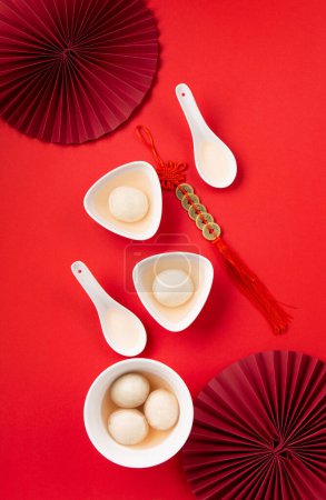 Foto de Bolas de albóndigas de arroz dulce Tang Yuan para el festival Dongzhi chino y la comida del festival de año nuevo lunar. Concepto de Solsticio de Invierno sobre fondo rojo. Vista superior, espacio de copia. - Imagen libre de derechos