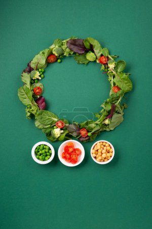 Téléchargez les photos : Mois de régime végétarien et végétalien en janvier appelé Veganuary. Variété d'aliments végétaliens à base de protéines végétales, légumes crus sains. Vue du dessus sur fond vert. - en image libre de droit
