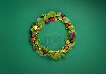 Vegetarische und vegane Ernährung Monat im Januar genannt Veganuary. Verschiedene vegane, pflanzliche Proteinnahrung, gesundes rohes Gemüse. Draufsicht auf grünem Hintergrund.