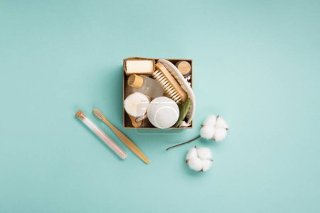 Téléchargez les photos : Natural eco friendly beauty skin care products concept. Zero waste bathroom, spa accessories on green mint background. Eco friendly self care package for family and friends for thankgiving, christmas, mothers day, valentines day. - en image libre de droit