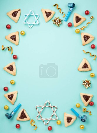 Foto de Homemade Purim hamantaschen cookies, Triangular pastry, Carnival mask, noisemaker, sweet candies and festive party decor on mint green background, Top view. Purim celebration jewish holiday concept. - Imagen libre de derechos