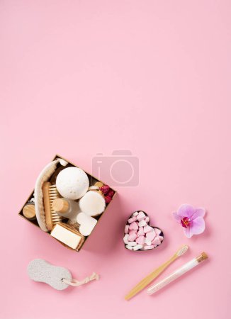 Foto de Natural eco friendly beauty skin care products concept. Zero waste bathroom, spa accessories on pink background. Eco friendly self care package for mothers womans day, valentines day, christmas, - Imagen libre de derechos