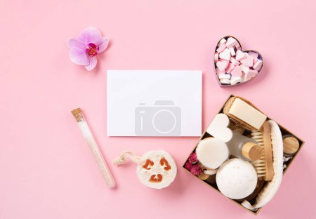 Téléchargez les photos : Natural eco friendly beauty skin care products concept. Zero waste bathroom, spa accessories on pink background. Eco friendly self care package for mothers womans day, valentines day, christmas, - en image libre de droit