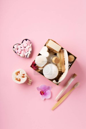 Foto de Natural eco friendly beauty skin care products concept. Zero waste bathroom, spa accessories on pink background. Eco friendly self care package for mothers womans day, valentines day, christmas, - Imagen libre de derechos
