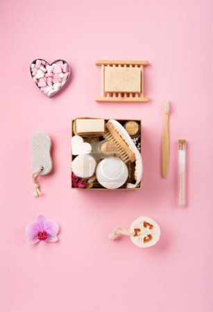 Téléchargez les photos : Natural eco friendly beauty skin care products concept. Zero waste bathroom, spa accessories on pink background. Eco friendly self care package for mothers womans day, valentines day, christmas, - en image libre de droit