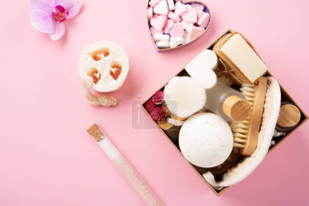 Téléchargez les photos : Natural eco friendly beauty skin care products concept. Zero waste bathroom, spa accessories on pink background. Eco friendly self care gift package for mothers, womans day, valentines day. - en image libre de droit