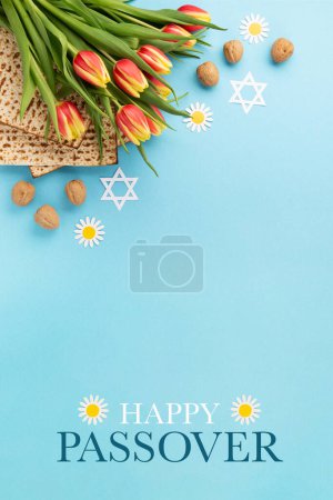 Téléchargez les photos : Noël juif concept de carte de vœux de la Pâque avec matzah, noix et fleurs de tulipes sur la table bleue. Seder Pessah printemps fond de vacances, vue de dessus, espace de copie. - en image libre de droit