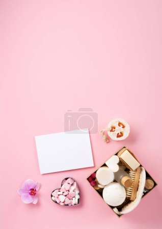 Téléchargez les photos : Natural eco friendly beauty skin care products concept. Zero waste bathroom, spa accessories on pink background. Eco friendly self care gift package for mothers, womans day, valentines day. - en image libre de droit
