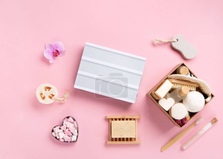 Foto de Natural eco friendly beauty skin care products concept. Zero waste bathroom, spa accessories on pink background. Eco friendly self care gift package for mothers, womans day, valentines day. - Imagen libre de derechos