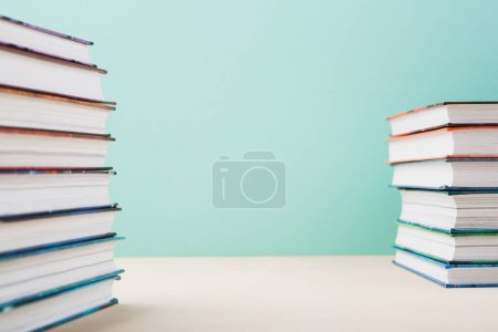 Téléchargez les photos : World book and Copyright day, Education concept. Empilement de livres sur fond bleu menthe. Carte festive pour les vacances de livres, espace de copie. - en image libre de droit