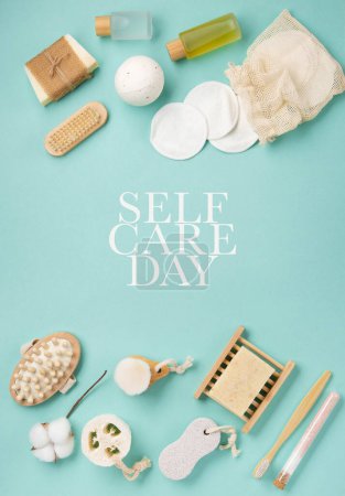Téléchargez les photos : Happy Self Care Day. Natural eco friendly beauté produits de soins de la peau concept. Salle de bain zéro déchet et accessoires de spa bio sur fond vert menthe. Savonnettes faites à la main. Concept de moi le temps - en image libre de droit