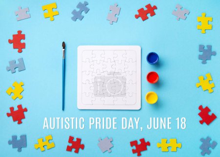 Téléchargez les photos : Journée de la fierté autistique ou concept de Journée mondiale de sensibilisation à l'autisme. Puzzle blanc, symbole de sensibilisation au trouble du spectre autistique et peintures colorées sur fond bleu. Vue du dessus, espace de copie. - en image libre de droit