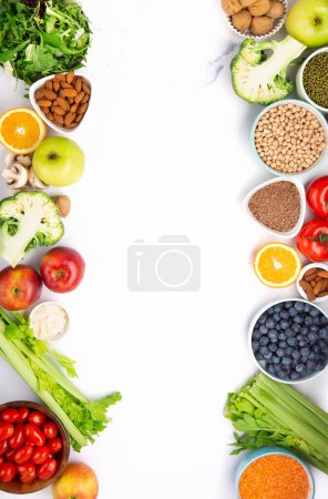 Konzept eines gesunden veganen Lebensstils, ausgewogener Ernährung, sauberer Ernährung. Frische Zutaten für die Ernährung, Gemüse, Obst, Nüsse zur Gewichtsabnahme auf weißem Tisch. Gesunder Hintergrund, Draufsicht.