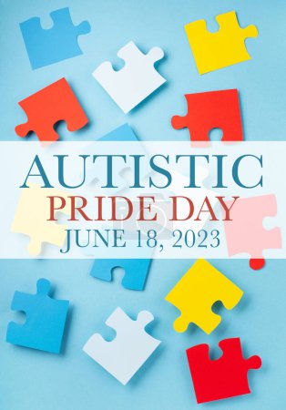 Téléchargez les photos : Concept de la Journée de la fierté autistique. Design créatif pour le 18 juin. Puzzle de couleur, symbole de sensibilisation au trouble du spectre autistique sur fond bleu. Vue du dessus, espace de copie. - en image libre de droit