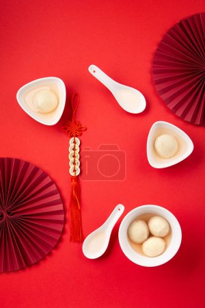 Foto de Bolas de albóndigas de arroz dulce Tang Yuan para el festival Dongzhi chino y la comida del festival de año nuevo lunar. Concepto de Solsticio de Invierno sobre fondo rojo. Vista superior, espacio de copia. - Imagen libre de derechos
