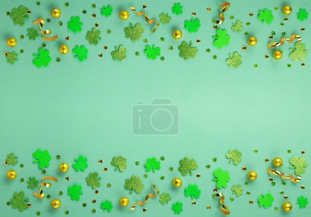 Téléchargez les photos : Carte de jour St Patricks avec symboles traditionnels pour fête irlandaise. Fer à cheval doré, pièces d'or, feuilles de trèfle, trèfles verts sur fond vert. Vue du dessus, espace de copie. Concept de célébration de la Saint-Patrick. - en image libre de droit