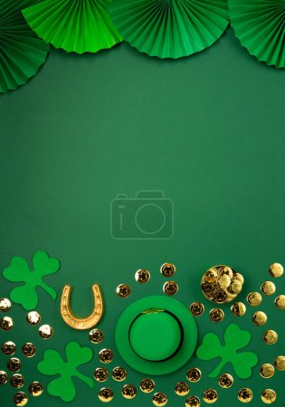 Foto de Día de San Patricio sombrero de duende, monedas de oro y tréboles sobre fondo verde. Concepto tradicional irlandés de vacaciones. Vista superior, espacio de copia. - Imagen libre de derechos