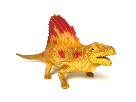 Großaufnahme des Dinosaurier-Spielzeugs Dimetrodon. Braunes Gummispielzeug isoliert auf weißem Hintergrund.