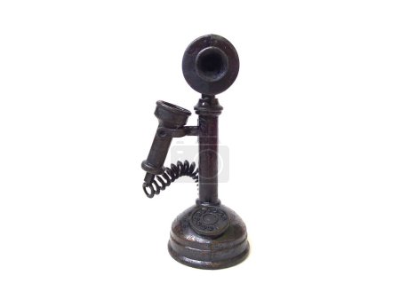 Foto de Juguete telefónico antiguo. Primer plano de juguete de teléfono de metal aislado sobre fondo blanco. - Imagen libre de derechos