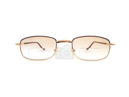 Gafas graduadas con lente bifocal aislada sobre fondo blanco. Primer plano de gafas de montura dorada.