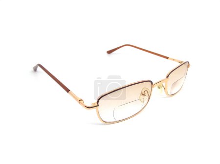Brille mit bifokaler Linse isoliert auf weißem Hintergrund. Nahaufnahme einer Brille mit Goldrahmen.