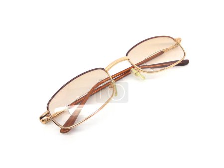 Lunettes de vue avec lentille bifocale isolée sur fond blanc. Gros plan sur les lunettes dorées.