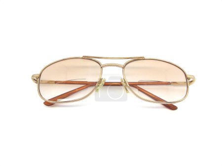 Lunettes de vue avec lentille bifocale isolée sur fond blanc. Gros plan sur les lunettes dorées.