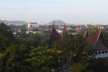 Téléchargez les photos : View of rows of houses and buildings in the city of Padang in the morning and a little fog, West Sumatra, Indonesia on May 16, 2022 - en image libre de droit