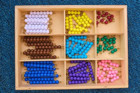 Holzkiste Montessori Perlen Manipulationen auf einer Matte