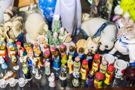 Viele Porzellanfiguren kleiner Weiser, traditionell zu Weihnachten in Spanien.