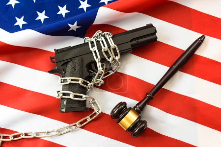 Richter entscheiden über den Einsatz ziviler Waffen, patriotische Flagge mit Pistole.