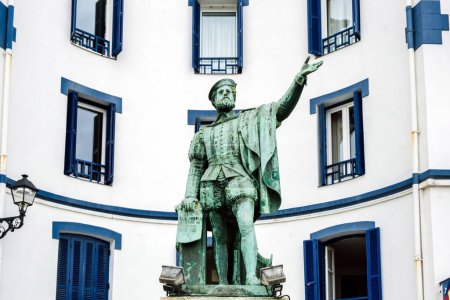 Foto de Statue of the Spanish explorer Sebastian Elcano in his hometown, Guetaria. - Imagen libre de derechos