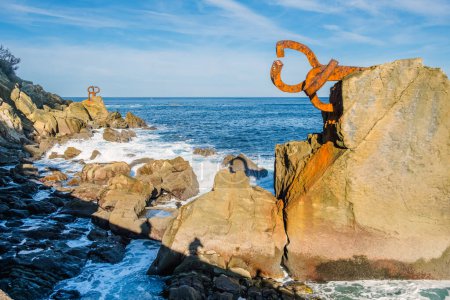 Foto de In San Sebastian there is a steel sculpture facing the sea created by Chillida. - Imagen libre de derechos