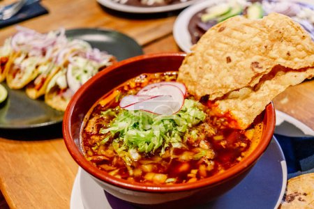 Sopa de pollo y maíz con lechuga mexicana, un pozole tradicional.