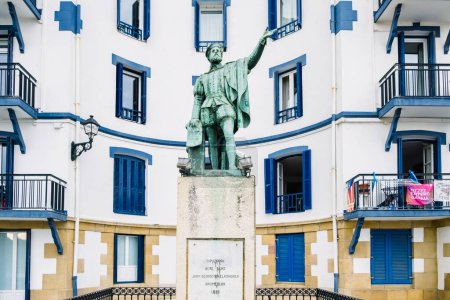 Foto de Statue of the Spanish explorer Sebastian Elcano in his hometown, Guetaria. - Imagen libre de derechos
