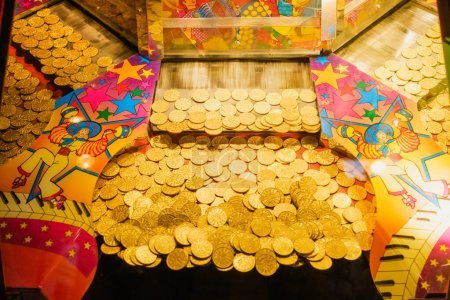Goldene Jetons in einem Spielautomaten in einem Casino.