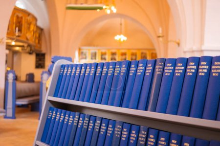 Estante con biblias, en danés, dentro de una iglesia.