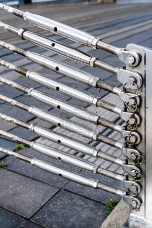 Foto de Las estancias de acero unidas a un soporte conducido al suelo sostienen los cables de acero de un puente. - Imagen libre de derechos