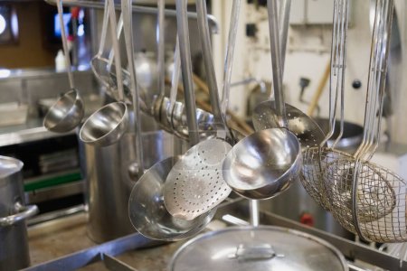 Foto de Cacerolas y cazuelas de acero, en una cocina industrial. - Imagen libre de derechos